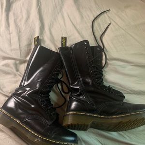 SIZE 8 WOMEN’S DR. MARTENS